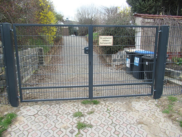 Metalltor mit Schild, Einfahrt gesperrt.