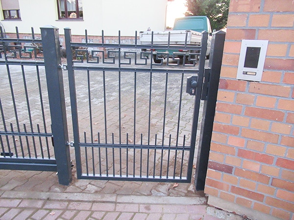 Schmiedeeisernes Tor an einem Wohnhaus