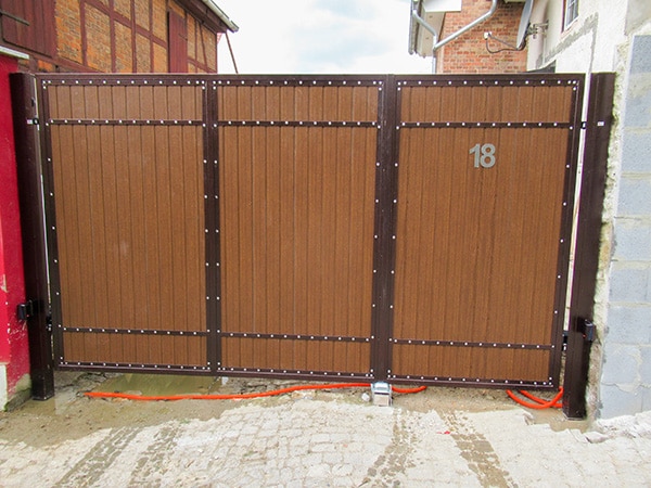 Braunes Holztor mit Nummer 18.