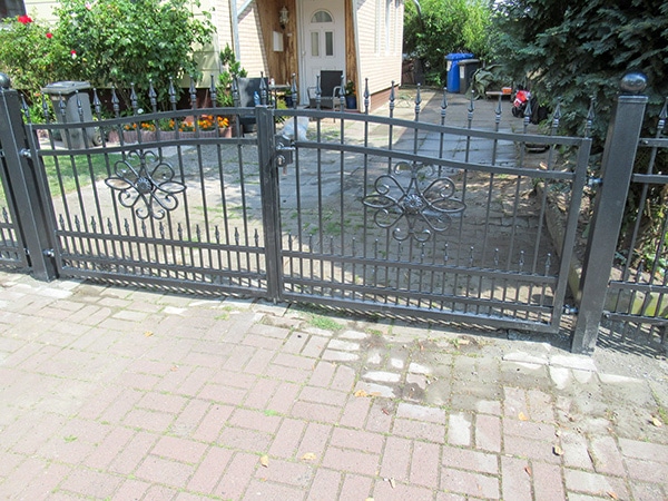 Eisernes Tor zum privaten Einfamilienhaus.