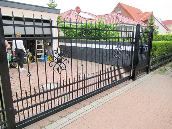 Eisernes Gartentor eines Einfamilienhauses.