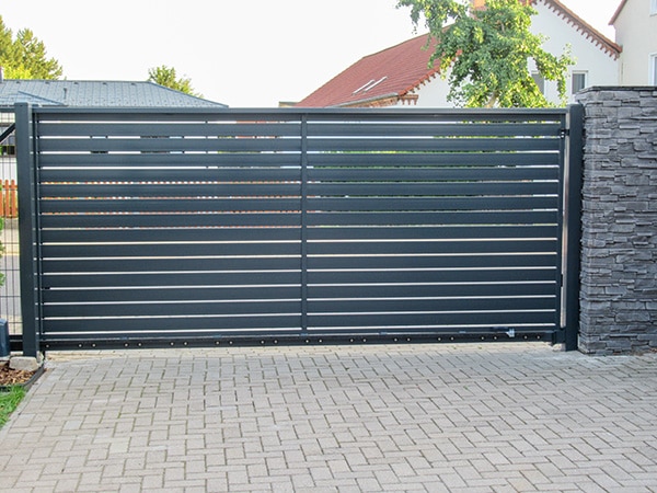 Moderne schwarze Gartentor-Anlage aus Metall.