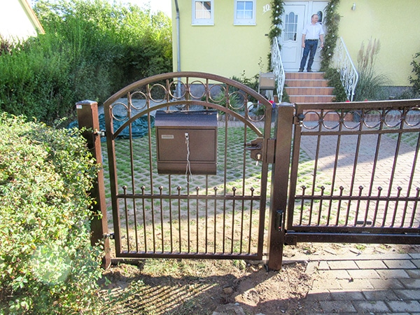 Metalltor Einfahrt mit Briefkasten vor Haus