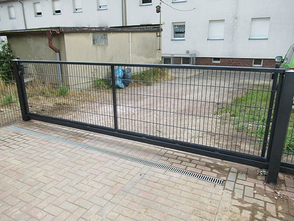 Schwarze Metalltür vor Hauseingang