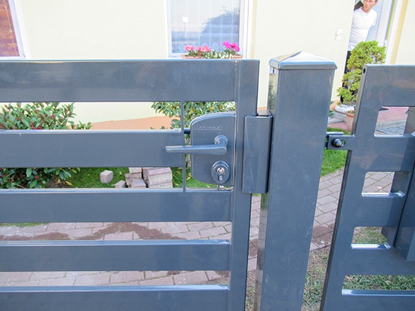 Gartentor mit Schloss und Griff.