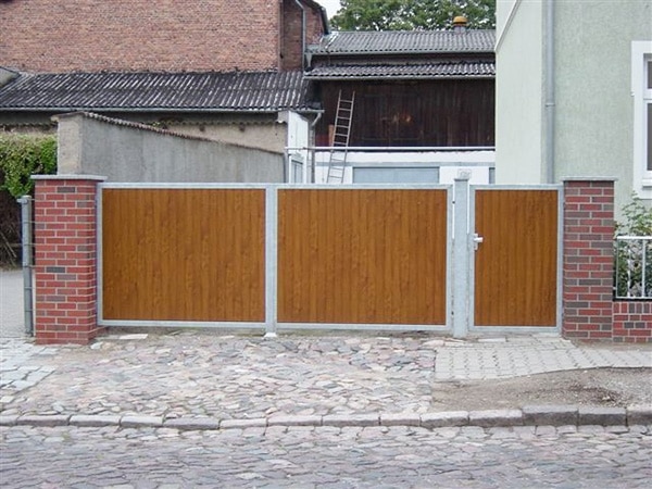 Holztür in Mauer vor einem Haus