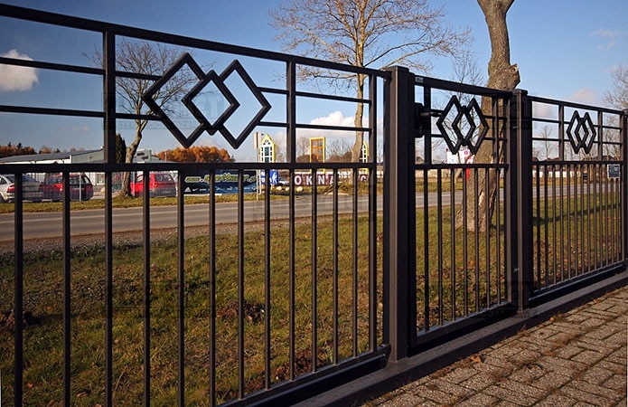 Metalltor mit dekorativem Muster im Freien