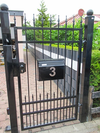 Schwarzes Tor mit Hausnummer 3 und Briefkasten.