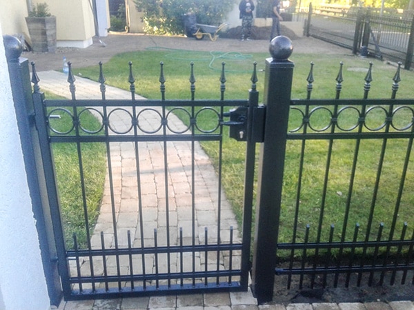 Schmiedeeisernes Tor zum Garten.