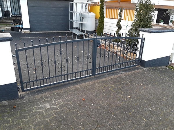 Schmiedeeisernes Tor vor einem Haus.