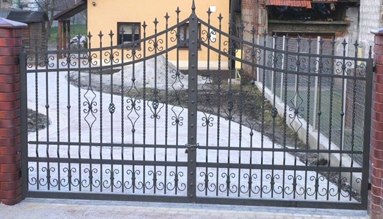 Schmiedeeisernes Tor vor einem Haus.