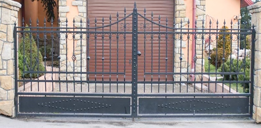 Schmiedeeisernes Tor einer privaten Einfahrt.