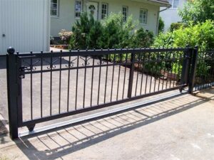 Schmiedeeisernes Tor vor einem Wohnhaus.