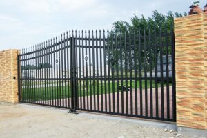 Schmiedeeisernes Tor mit Steinpfosten.