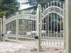 Schmiedeeisernes Tor an einem Einfahrtsweg.