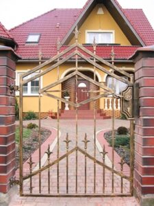Einfamilienhaus mit dekorativem Gartentor.