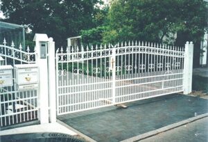 Weiße schmiedeeiserne Einfahrtstore