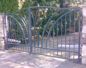 Schmiedeeisernes Gartentor mit Verzierungen.