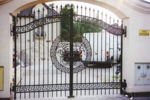 Schmiedeeisernes Tor mit griechischem Schlüsselmuster.
