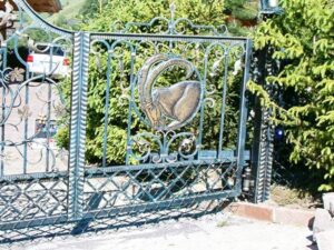 Schmiedeeisernes Tor mit Steinbockmotiv.