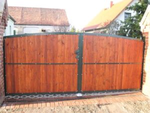 Holztor einer Einfahrt im Tageslicht