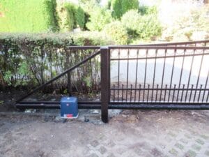 Eisernes Gartentor mit Briefkasten.