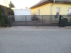 Moderne schwarze Einfahrtstor vor einem Haus.