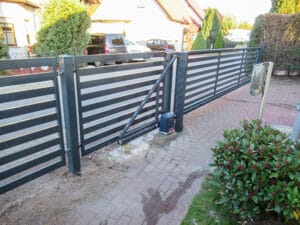 Automatische Schiebetor vor einem Wohnhaus.