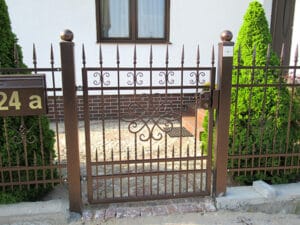 Verziertes Eisentor vor einem Wohnhaus.