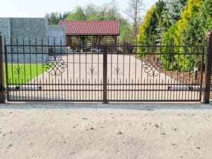 Schmiedeeisernes Tor vor einem Privatgrundstück
