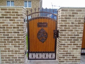 Holztür mit Verzierungen und Ziegelmauer.