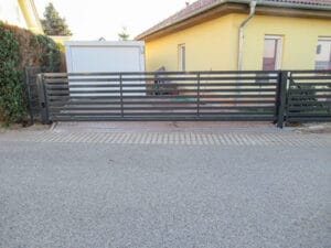 Moderne schwarze Einfahrtstor aus Metall.