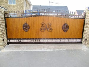 Verziertes Holztor mit Metallelementen und Löwenkopf-Motiven.