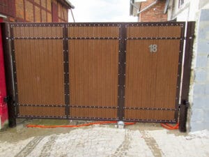 Braunes Holztor mit Hausnummer 18.