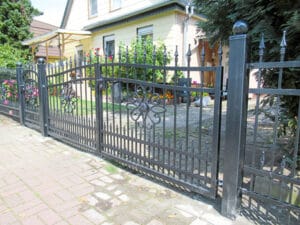 Schmiedeeisernes Tor vor einem Haus.