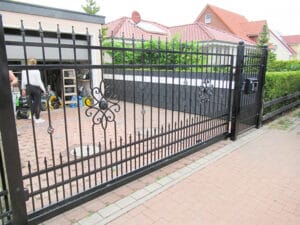 Schmiedeeisernes Tor vor Einfamilienhaus