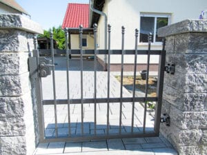 Metallgartentor an Steinpfosten.