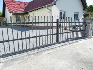 Eisernes Gartentor vor einem Wohnhaus