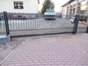Metalltor, Einfahrt, LKW, gepflasterte Straße, Zaun