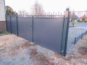 Metalltor und Zaun an Wohngrundstück.