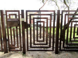 Moderne Gartentor-Konstruktion aus Metall.