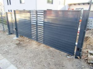 Moderne graue Metalltür im Freien.