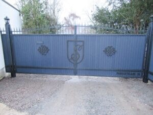 Doppelflügeliges blaues Hoftor mit Verzierungen.