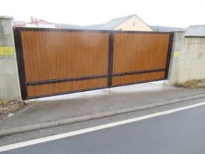 Braunes Holztor vor einem Haus