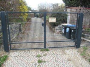 Metalltor mit Schild, Einfahrt gesperrt.