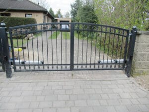 Eisernes Gartentor vor Einfahrt und Haus