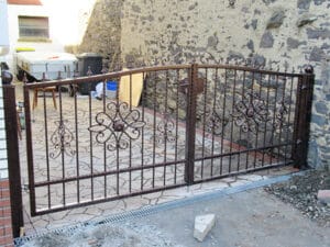 Verziertes Eisentor bei Bauarbeiten.