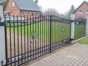 Schmiedeeisernes Tor vor einem Wohnhaus.