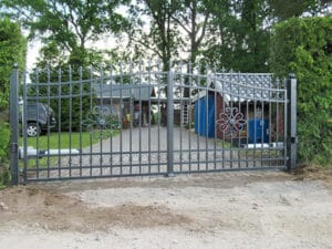 Eisernes Tor vor einem Haus mit Garten.