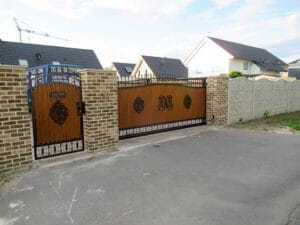 Elegantes Gartentor an einem sonnigen Tag.